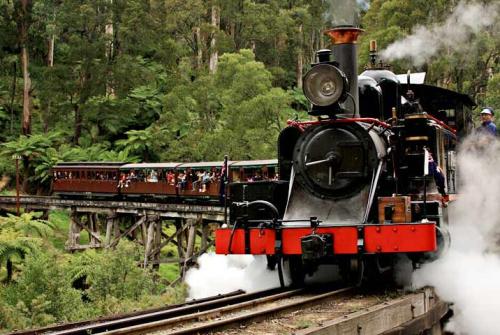 世界上第一辆蒸汽火车是什么,改良蒸汽机发明蒸汽火车