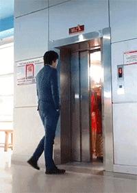 买了个保温杯,结果里面塞满了口红,这是买到假货了?