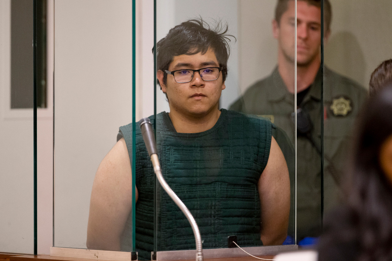 美国足球教练用拥抱平息一持枪学生的情绪，这一幕被监控录了下来