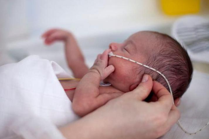 胎儿在羊水里耳朵会进水吗,胎儿在羊水中会被羊水淹没吗