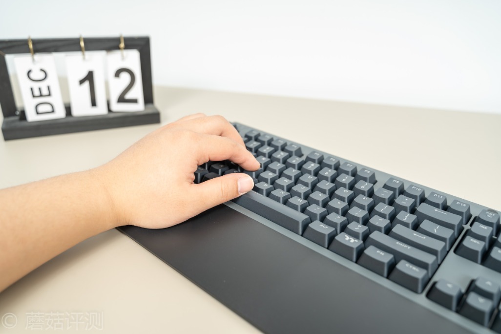 做工细腻手感超好,曜越g821多模电竞机械键盘