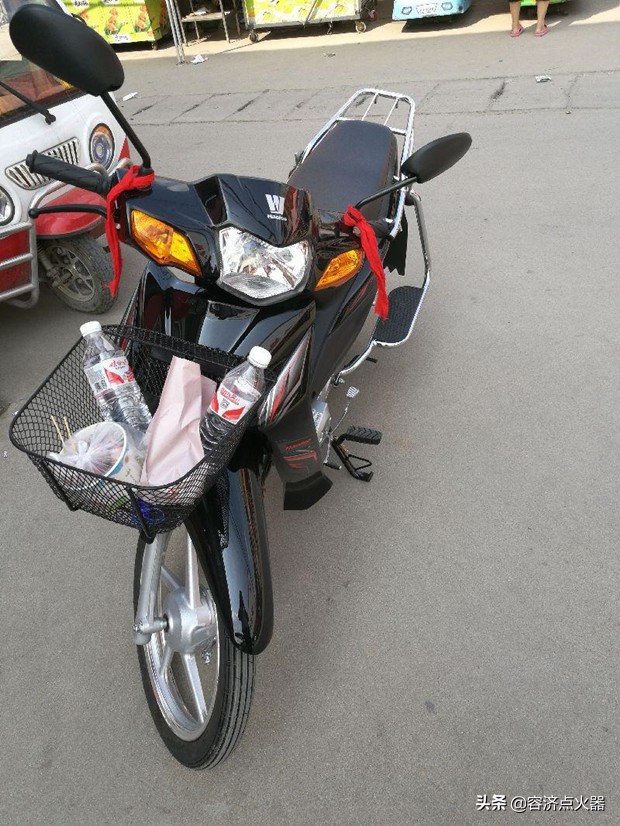 豪爵110-6一箱油跑多少公里,豪爵110一般加多少机油