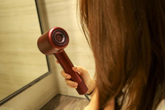 女士头发吹风怎么吹,头发吹蓬松技巧细软理发店