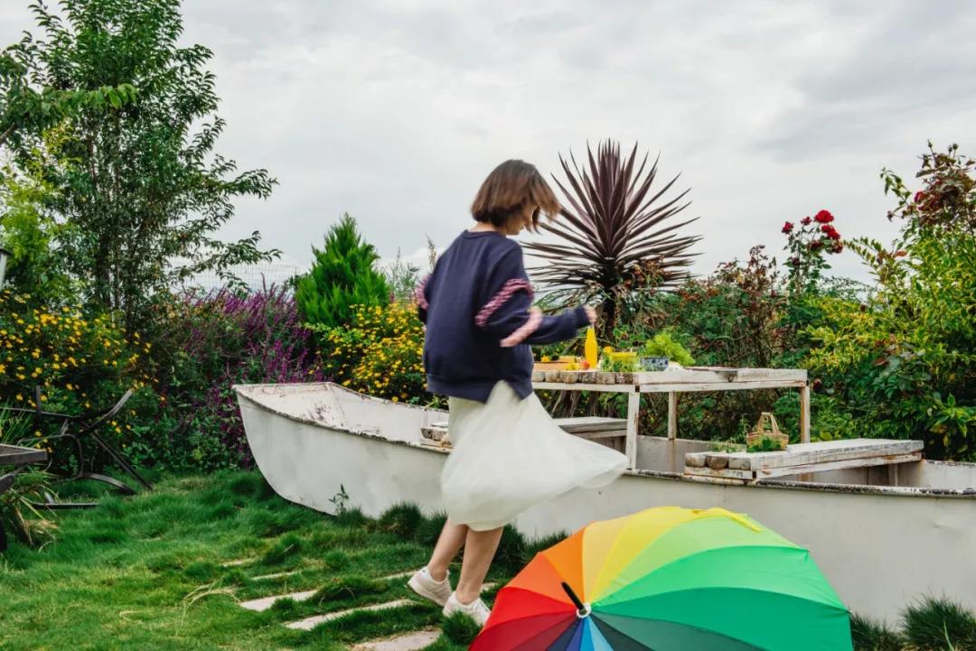 他建了一个3000㎡的浪漫花园，情侣不远千里只为一场草坪婚礼