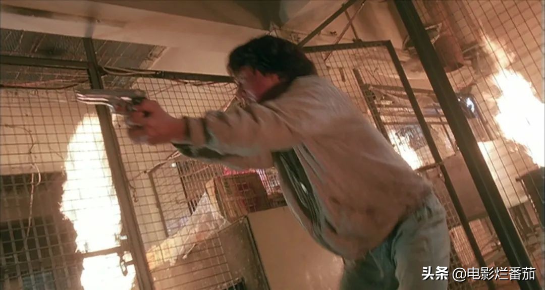 一急之下炒掉导演自己来，成龙在放火烧掉整条街后，电影终于大卖