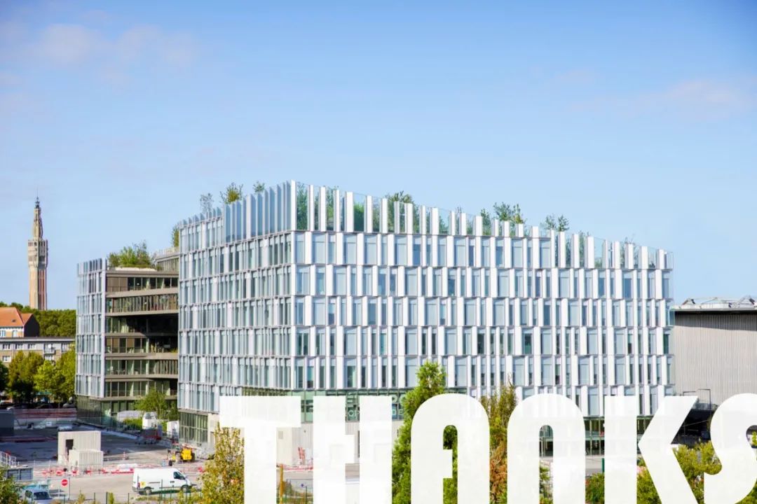 被绿植包围的大楼,被绿植围绕的空间