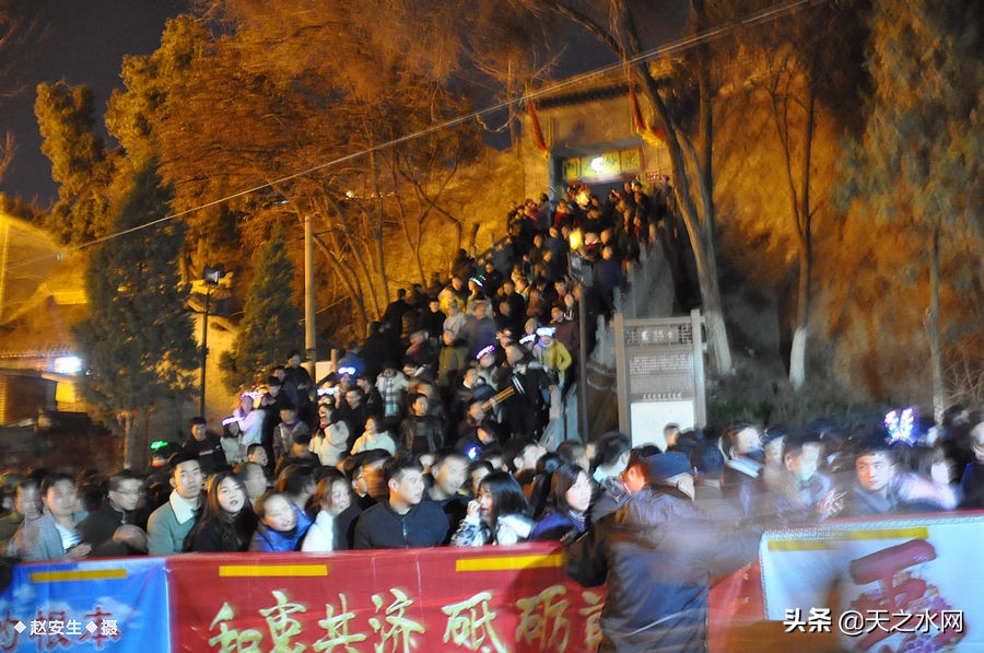 甘肃天水数万民众“上九朝观”祈福纳祥争烧头柱香!(组图)