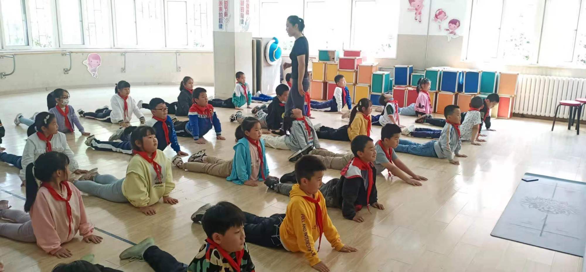 「家校携手」青岛普集路小学家长课堂：瑜伽进校园