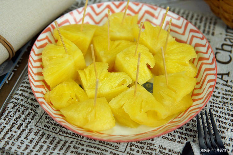菠萝要用盐水泡多少分钟才能吃,菠萝要在盐水里面泡几分钟才能吃