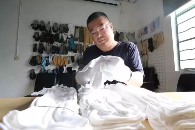 他在印度坐着三轮车狂奔,就为了抢3000个口罩……