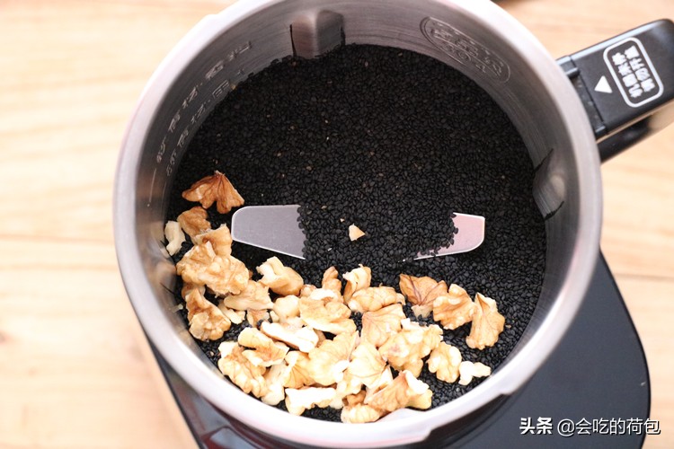 教你黑芝麻养生又简单的吃法,黑芝麻怎么做芝麻丸简单