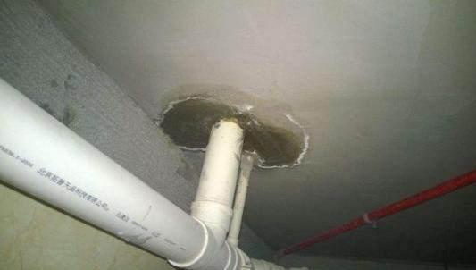 家里厕所墙壁漏水点怎么找,厕所漏水把楼下墙浸湿了怎么办