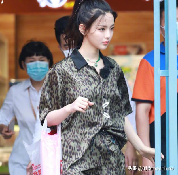 杨超越白衬衫搭配白色镂空吊带裙,杨超越同款横条西装配百褶裙