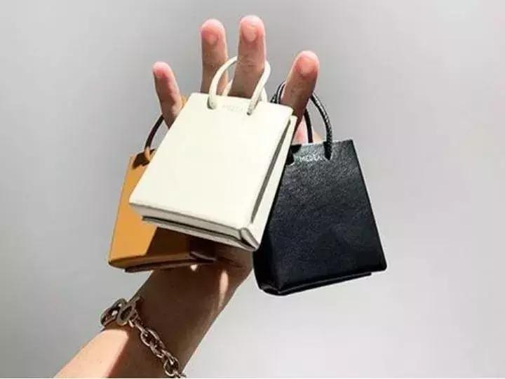 还在执迷于小包？王菲、杨幂早就背上了实用能装的...购物袋？