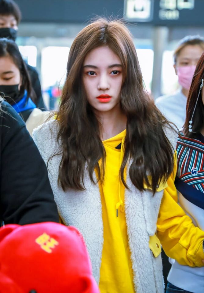 四千年美女鞠婧祎现身机场,有点矮但很真实,身高159也很美!