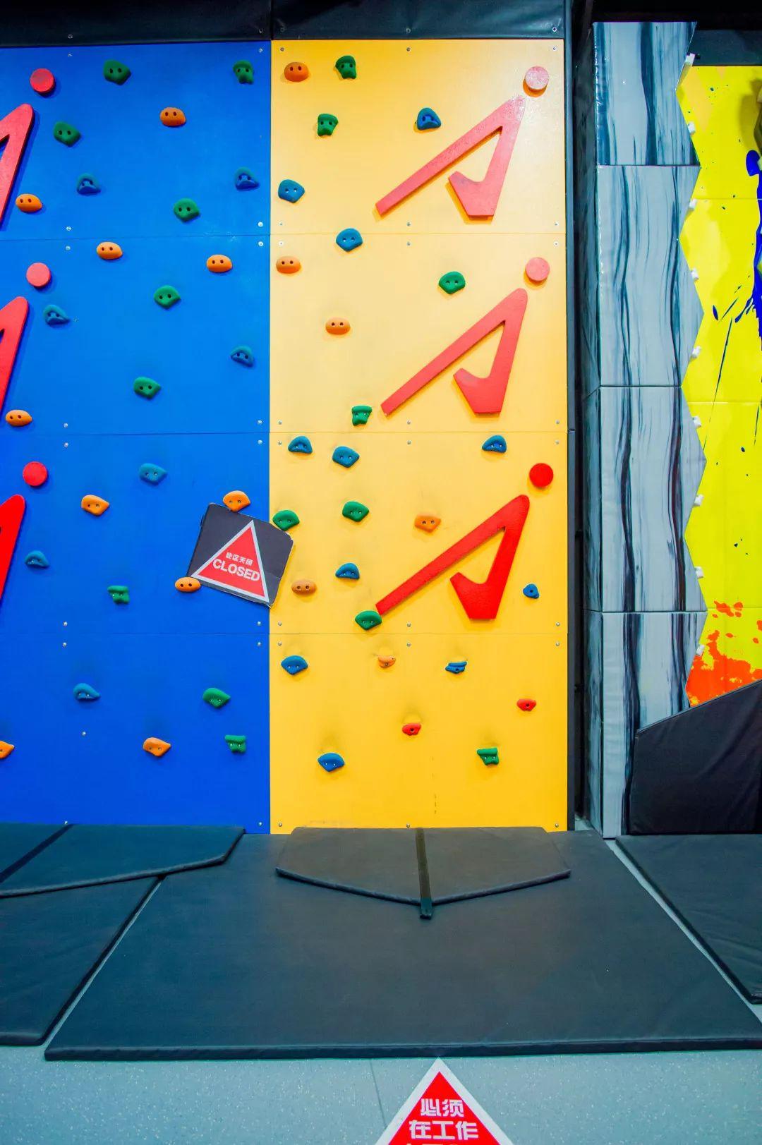 滑滑梯和蹦床乐园,弹力空间蹦床滑梯