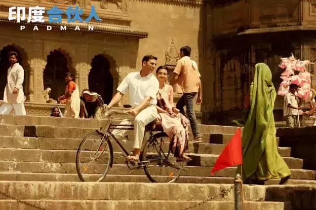 这个了不起的男人,靠着给女人做卫生巾成为英雄!