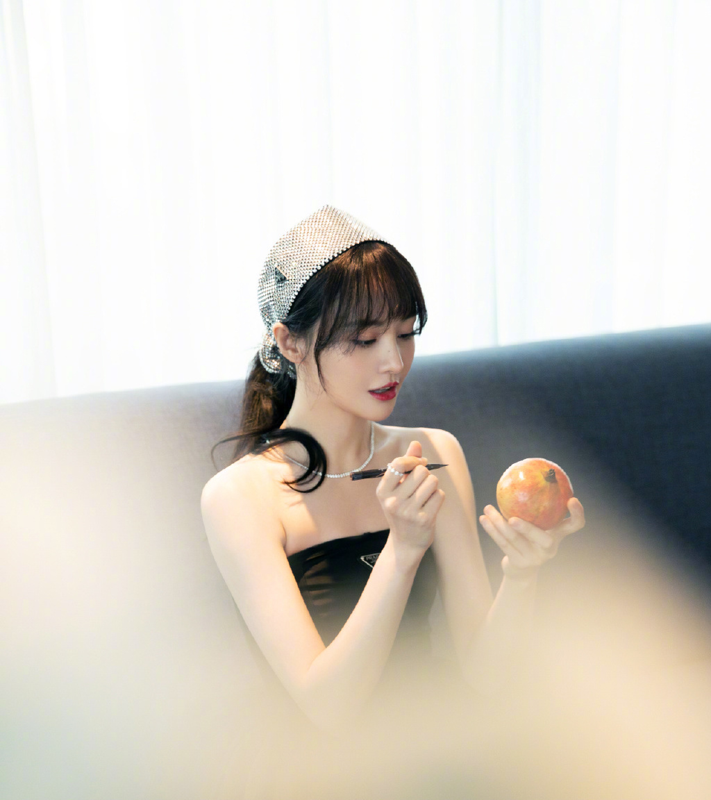 虚荣又丢人：郑爽粉丝晒单遭戳穿，全是代购图片评论区一堆人吹捧