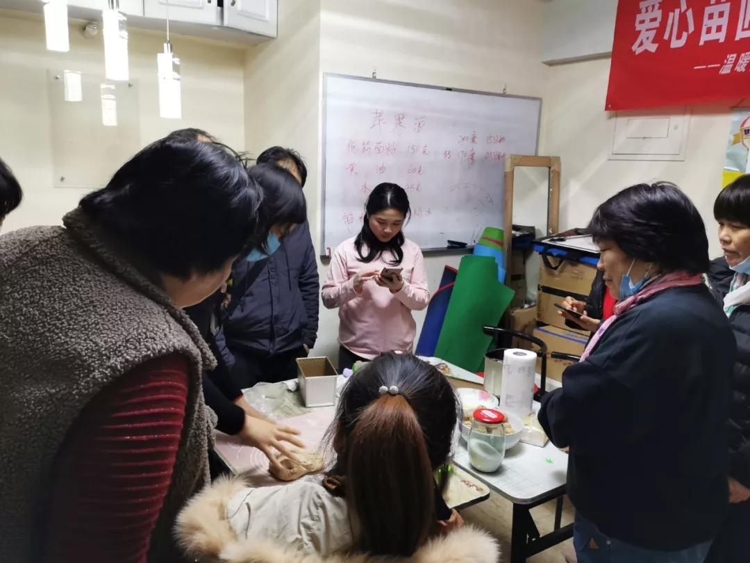 单亲妈妈不幸患白血病事件,与白血病抗争8年的女孩