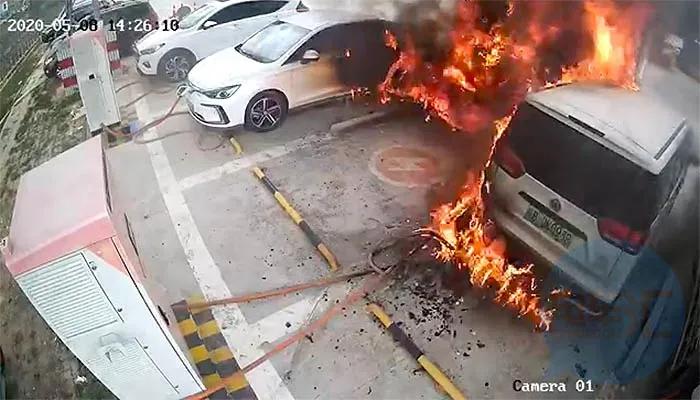 60多万事故车,特斯拉保命