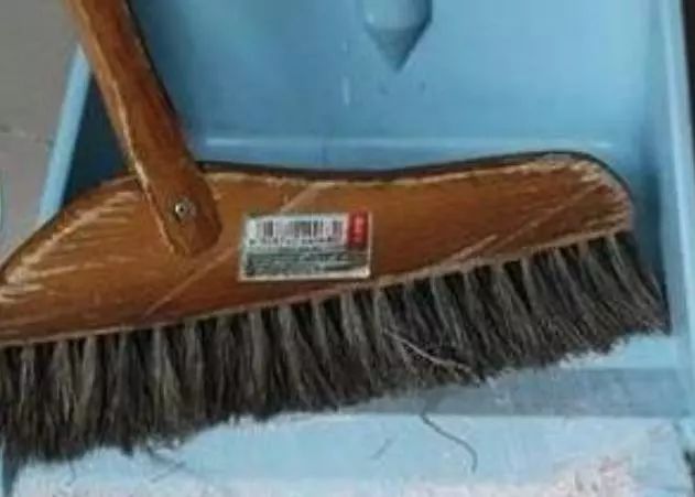 用什么扫把能把头发扫干净,扫地头发粘在扫把上怎么办