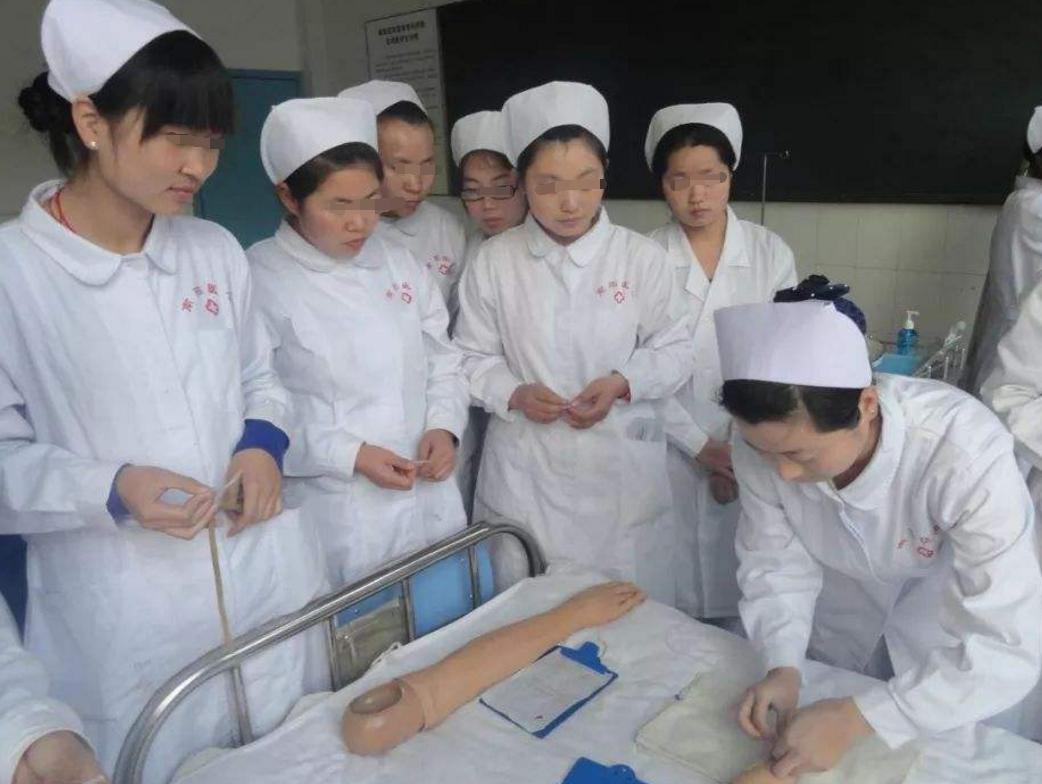 什么是“定向医学生”?免学费毕业包分配,过来人却表示宁愿没报