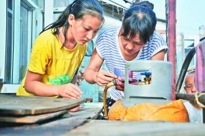 父亲离世母亲改嫁靠小姑摆地摊,父亲离家母亲智障