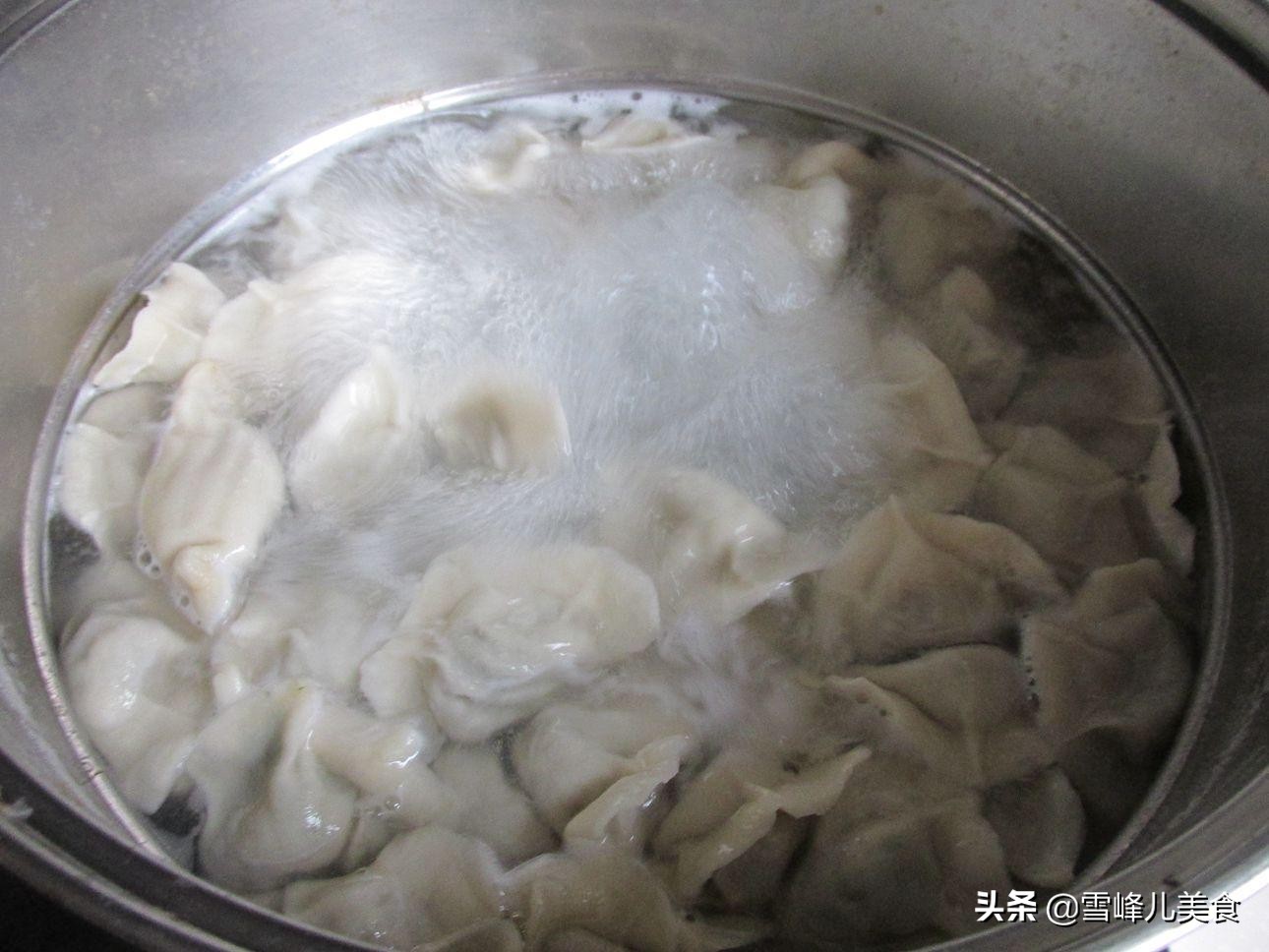 拌饺子馅先加水还是先放油,拌饺子馅先放菜先放油