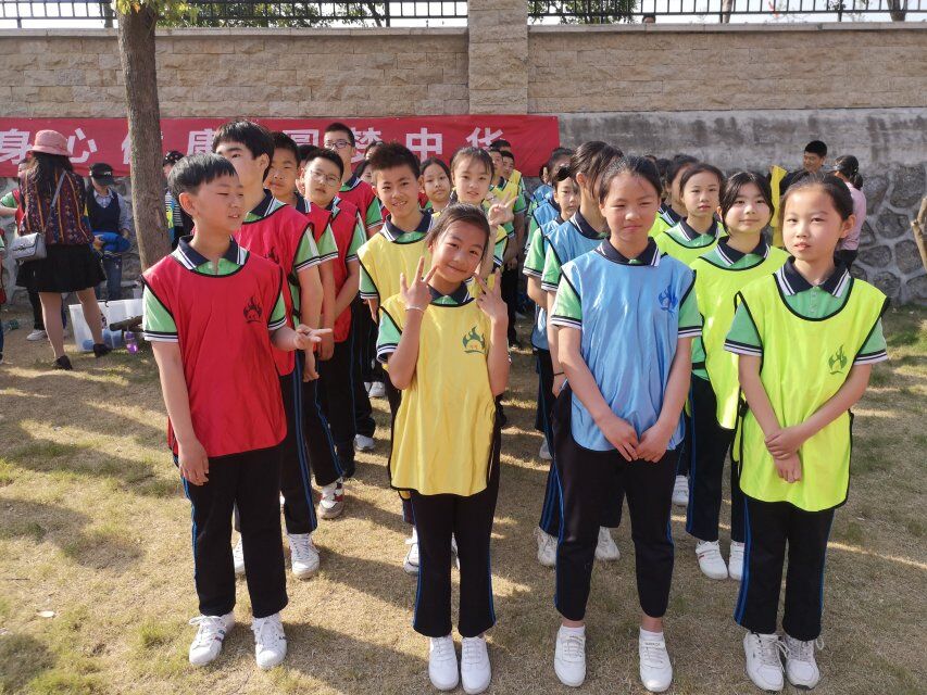 学校运动会解说词,学校体育运动会开幕式总结