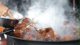 炕锅羊肉面最正宗做法,柴火灶大铁锅炖羊肉