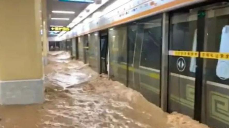 郑州地铁11女3男遇难者名单公布,家属质疑疏散搜救不及时,妻子思念亡夫:“那么爱干净的人,6天没换衣服”