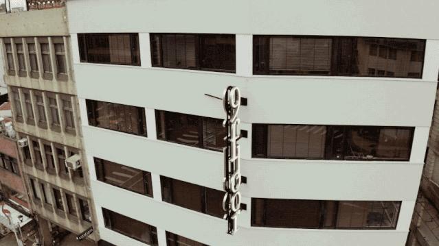 两个陌生人合租一栋楼,一对男女在陌生城市合租