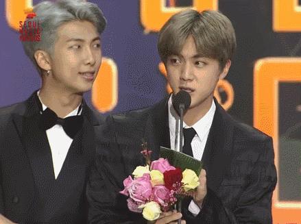 爱豆歌谣大赏,盘点韩国爱豆舞台摔倒瞬间