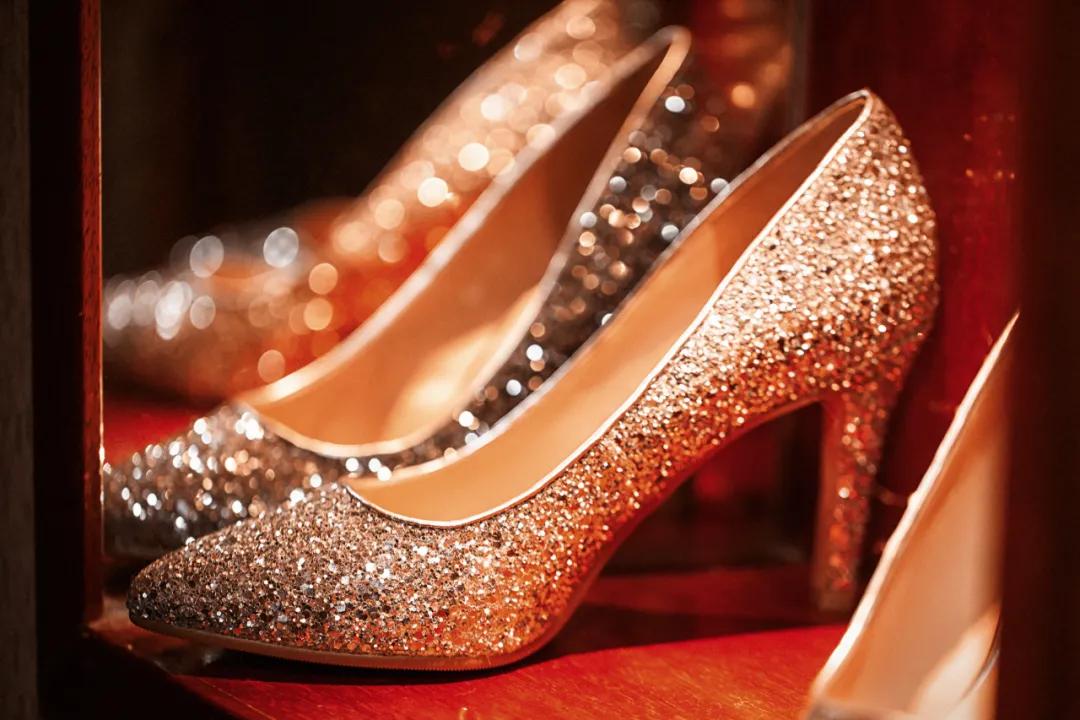 那个让SHE代言“鞋王”达芙妮，两次引入投资基金却要关店求活