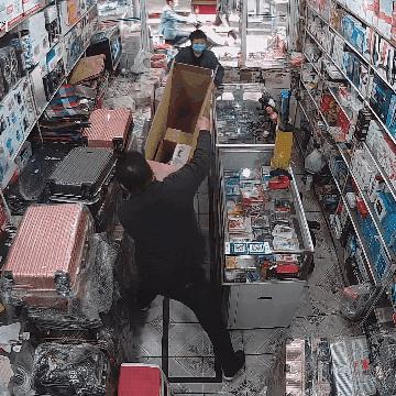 向对面出租屋射了一箭:80后妈妈王莹在城中村的实验艺术