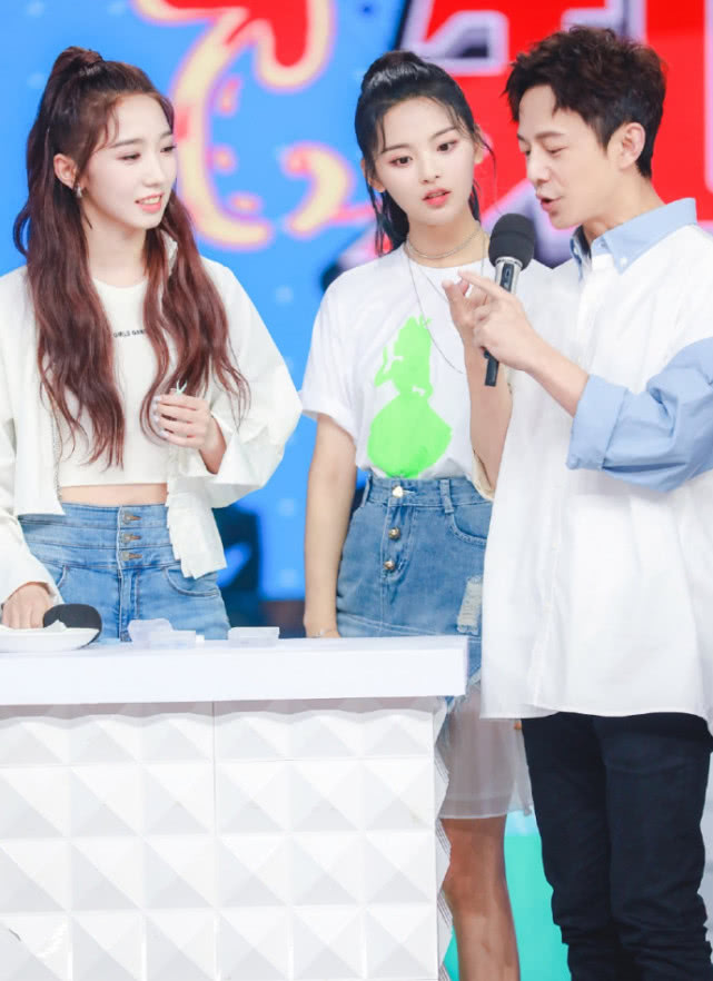 孟美岐和杨超越同框，一个爱秀腰，另一个爱秀腿，团粉都炸锅了