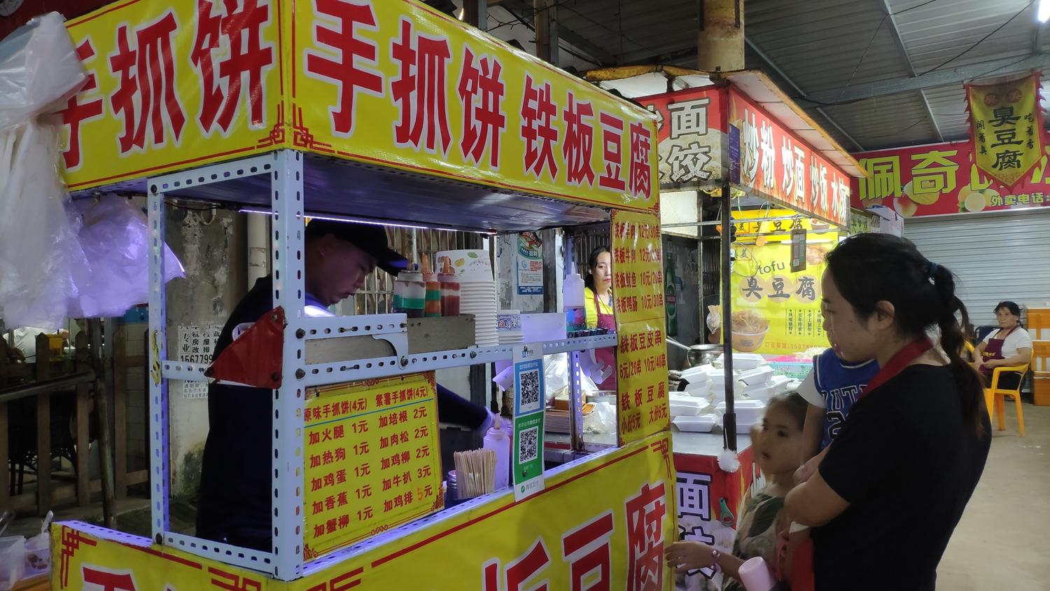 走进桂电“龟洞”！酒吧、旅馆、烧烤摊，这里是学生的精神后花园