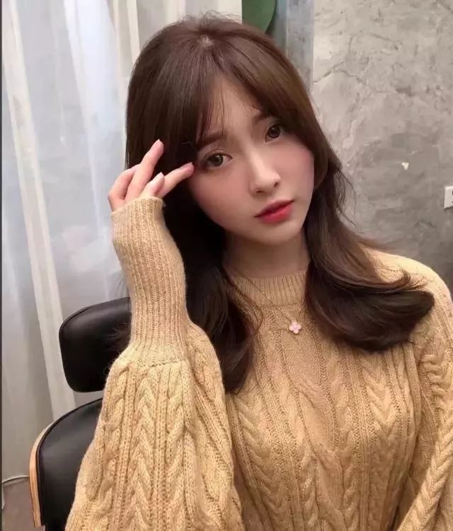 小脸发型女2020流行中短烫发发型,小脸发型女2020流行发型超短发