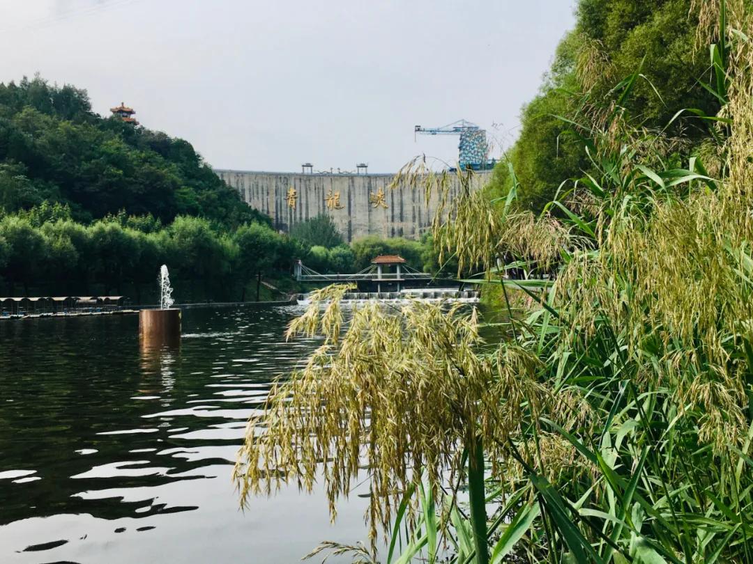 青龙峡风景区秋景,欣赏青龙湖美景