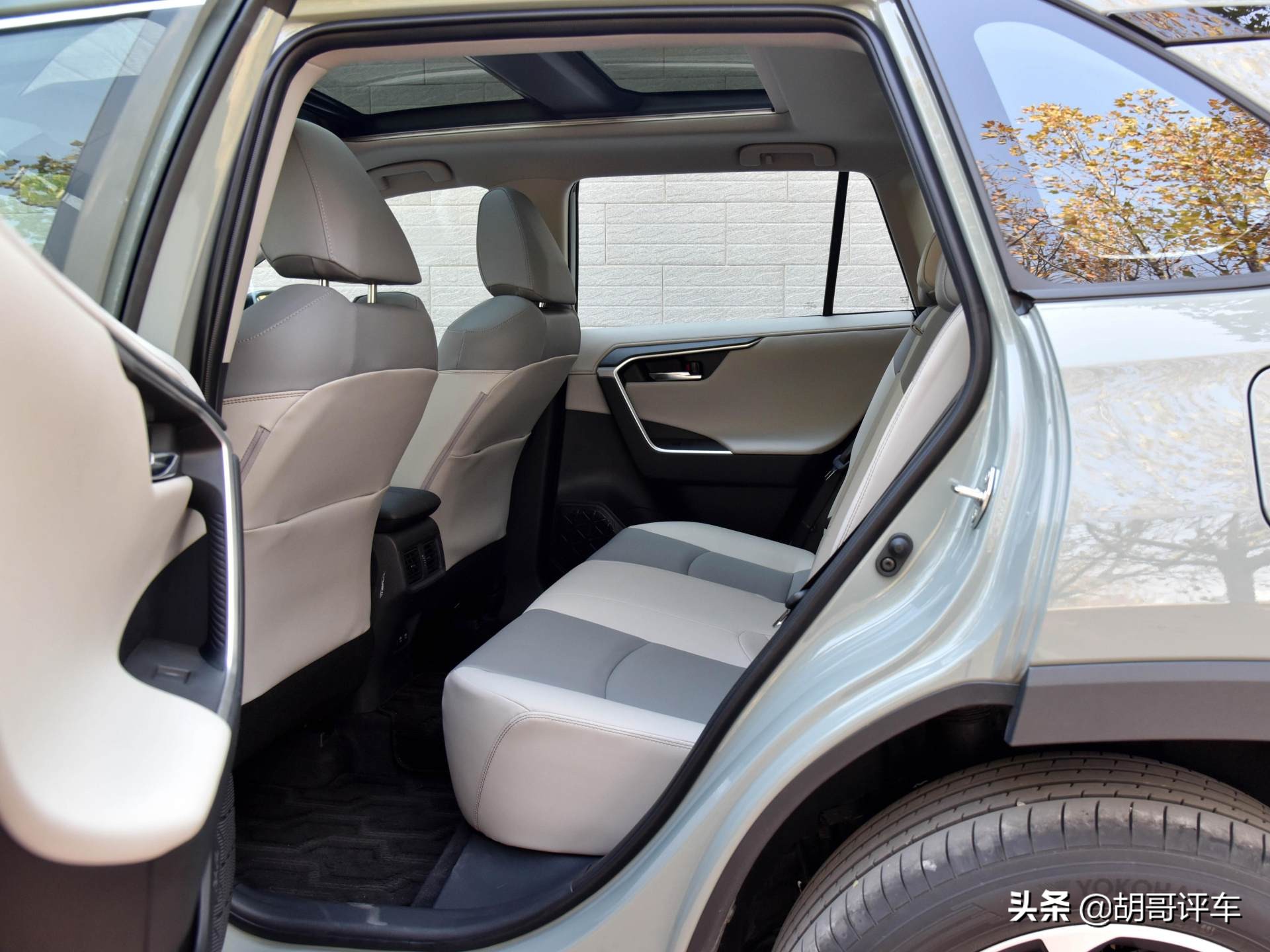 2.0L+四驱，油耗低，外观大气，实拍RAV4荣放