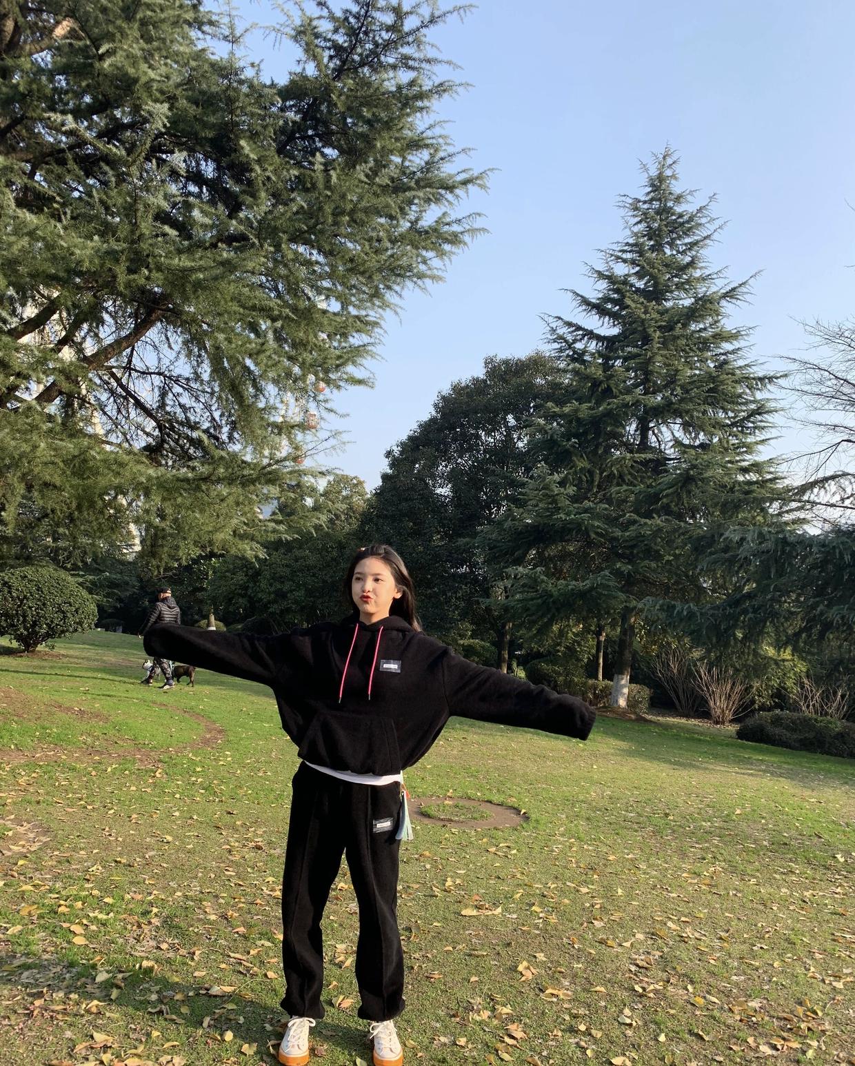 章若楠气质穿搭,章若楠卫衣叠穿衬衫