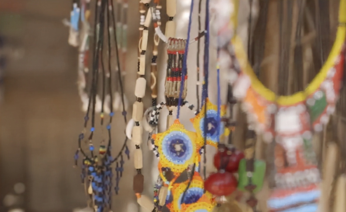 非洲女人拒绝割礼，自己用牛粪盖房建立女人村，拒绝男人进入