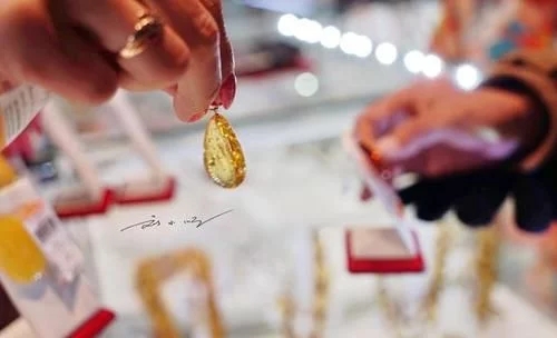 中国游客到俄罗斯疯狂买琥珀蜜蜡，俄罗斯人笑了，果然人傻钱多！