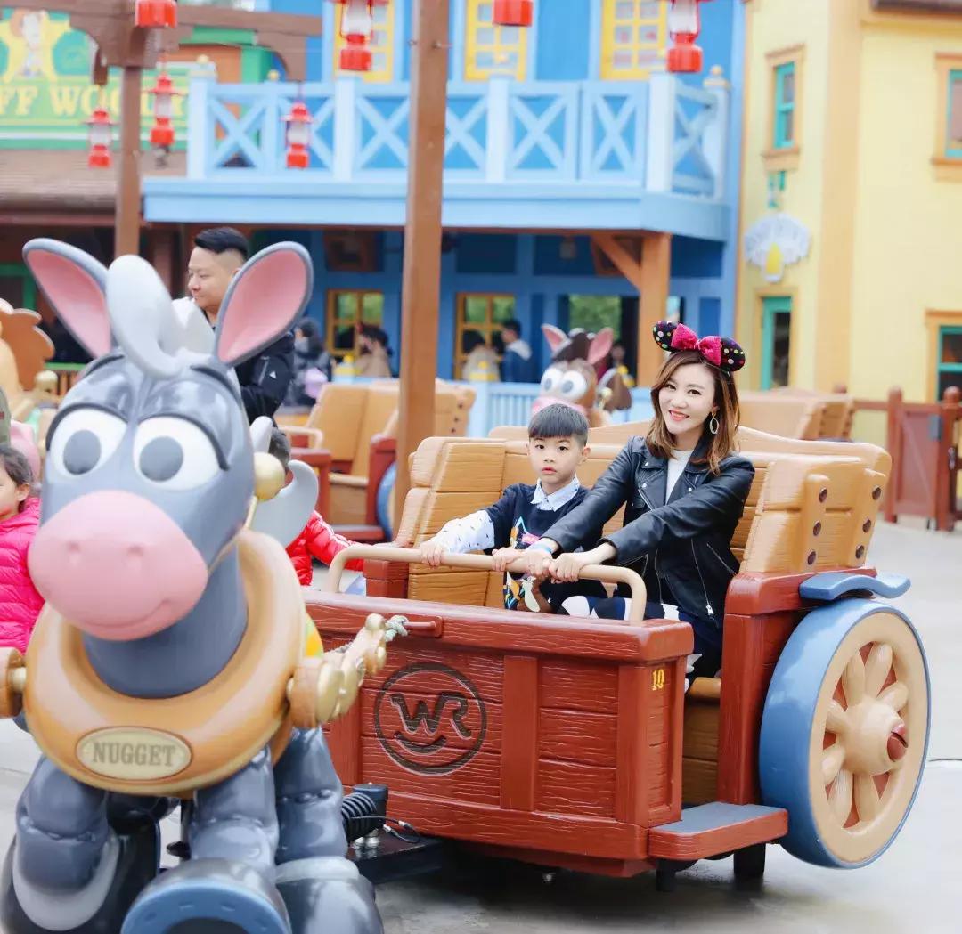 我们在上海迪士尼里玩耍了一天，发现穿的美才能玩的好！