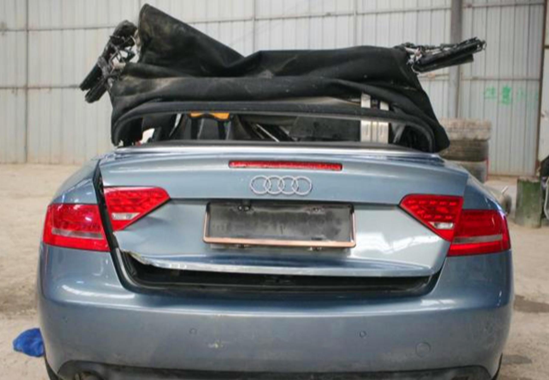 小伙花8万给妻子买辆敞篷奥迪A5,当妻子看见车后却建议了离婚