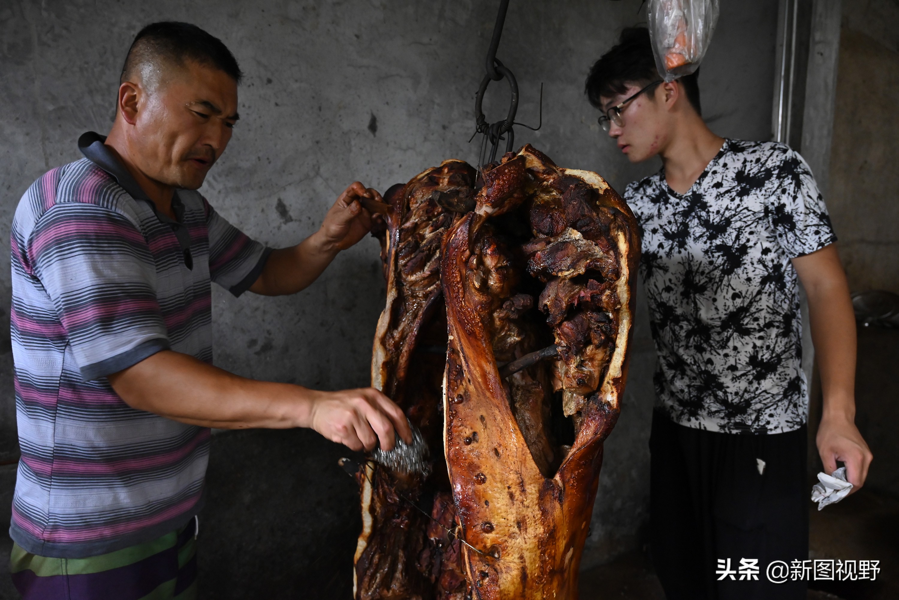 猪价下跌,夫妻“烤全猪”停烤2年后开烤,200斤烤肉出炉就卖光