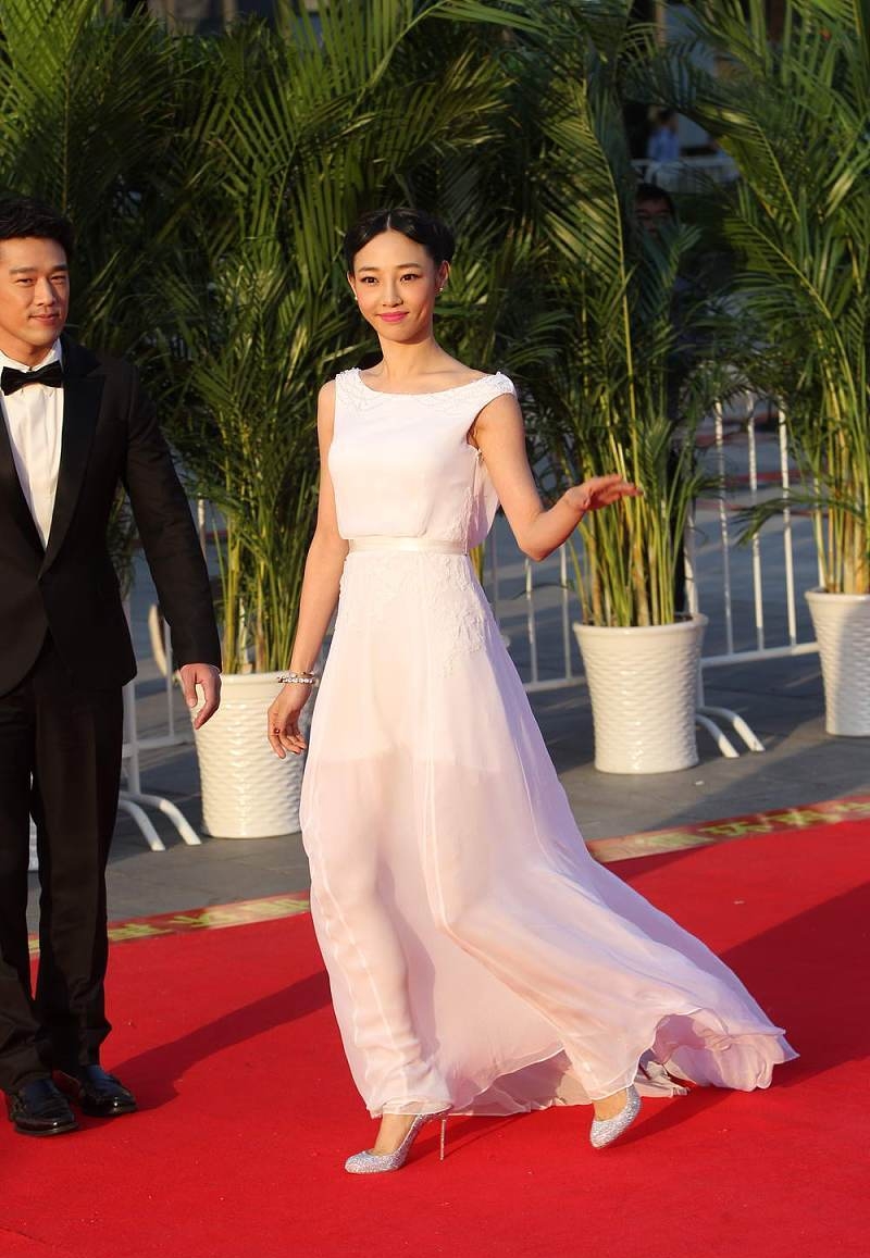 白百何太瘦了，一袭白裙肩带全程往下掉，清纯妆容像初中*生妹学**