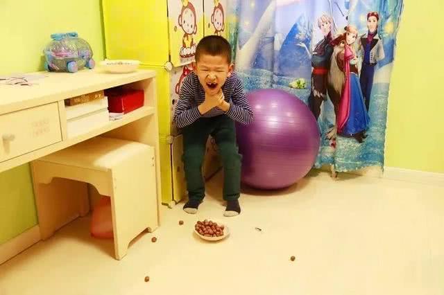 宝宝卡喉咙自救,婴儿卡到喉咙的急救方法