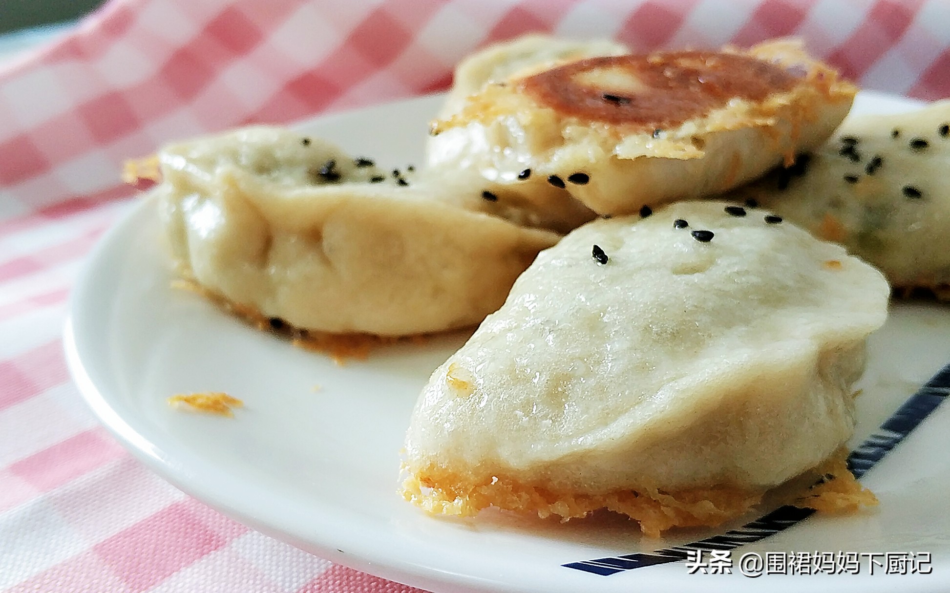 想要做出的水煎包焦香酥脆、蓬松喧软,注意这2点,一定不会失败