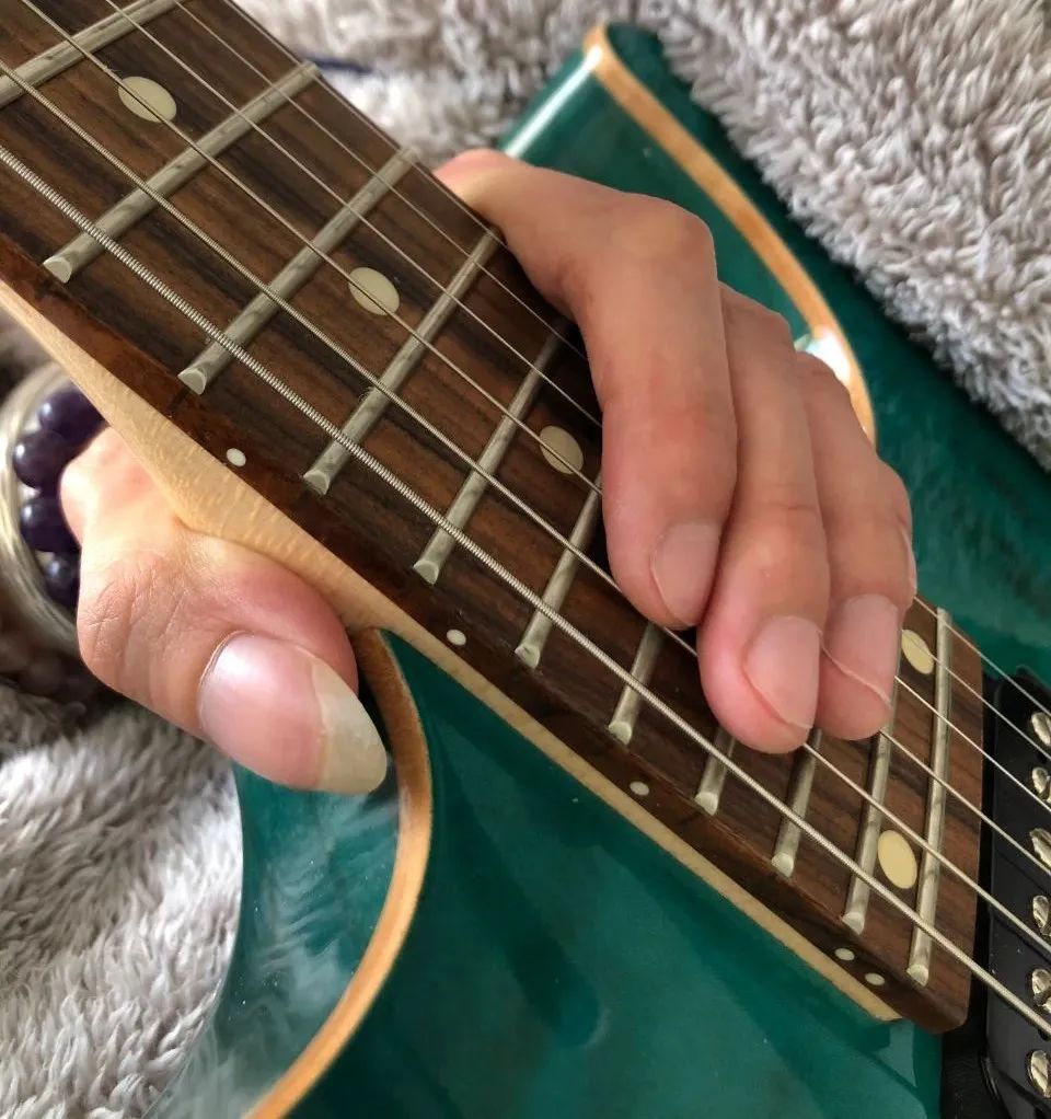 当我们谈恋爱时我们在谈些什么,电吉他的基础到底是什么